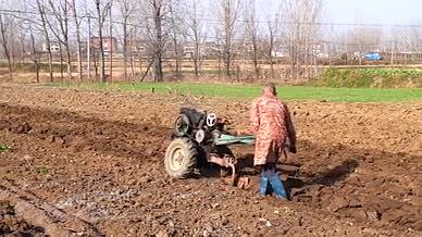 4K春耕机械手扶拖拉机农民耕种耕地视频的预览图